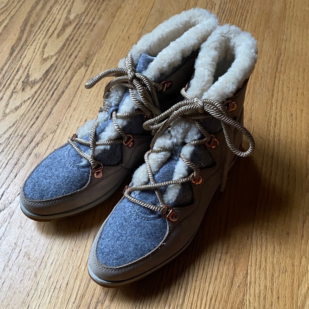 Sorel sneakchic alpine boots size 8.5